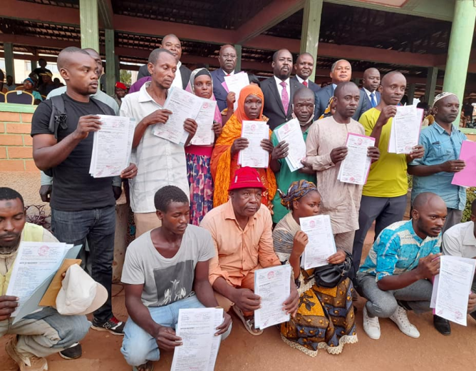 Cérémonie de remise des actes de naissance par la fondation Ngolla